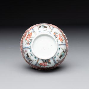 A Chinese famille rose cup and saucer with figures and animals, Yongzheng — foto 8