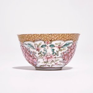 A Chinese famille rose cup and saucer with floral design, Yongzheng — photo 4