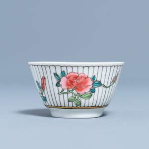A Chinese famille rose cup and saucer with floral design, Yongzheng — photo 4
