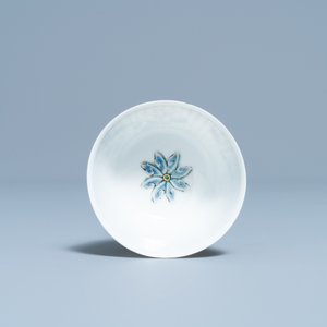 A Chinese famille rose cup and saucer with floral design, Yongzheng — photo 7