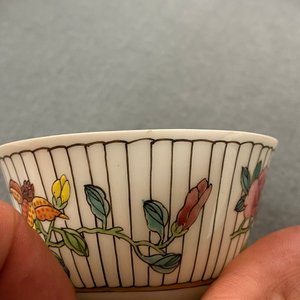 A Chinese famille rose cup and saucer with floral design, Yongzheng — photo 10