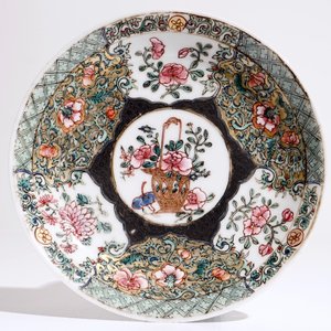 A Chinese famille rose cup and saucer with floral design, Yongzheng — 照片 2