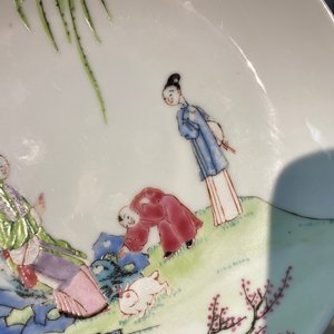 A Chinese famille rose cup and saucer with ladies and a boy playing with a rabbit, Yongzheng — 照片 12