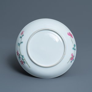 A Chinese famille rose cup and saucer with ladies and a boy playing with a rabbit, Yongzheng — 照片 3