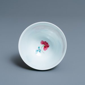 A Chinese famille rose cup and saucer with ladies and a boy playing with a rabbit, Yongzheng — 照片 9