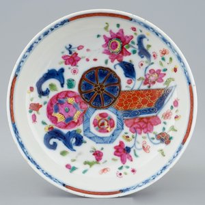 A Chinese famille rose cup and saucer with pseudo tobacco leaf design, Qianlong, 18th C. — photo 2