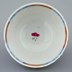 A Chinese famille rose cup and saucer with pseudo tobacco leaf design, Qianlong, 18th C. — photo 4