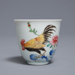 A Chinese famille rose cup and saucer with roosters, Yongzheng — photo 4
