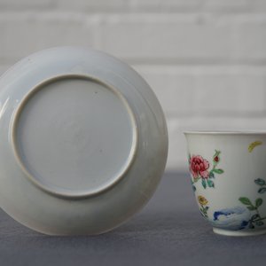 A Chinese famille rose cup and saucer with roosters, Yongzheng — 照片 11