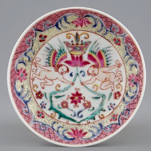 A Chinese famille rose cup and saucer with winged putti, Yongzheng/Qianlong, 18th C. — photo 2
