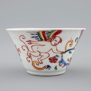 A Chinese famille rose cup and saucer with winged putti, Yongzheng/Qianlong, 18th C. — photo 5