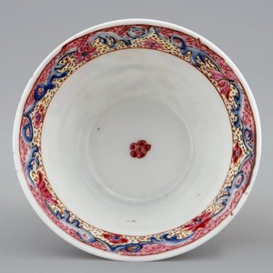 A Chinese famille rose cup and saucer with winged putti, Yongzheng/Qianlong, 18th C. — photo 8