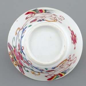 A Chinese famille rose cup and saucer with winged putti, Yongzheng/Qianlong, 18th C. — photo 9
