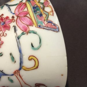 A Chinese famille rose cup and saucer with winged putti, Yongzheng/Qianlong, 18th C. — photo 10