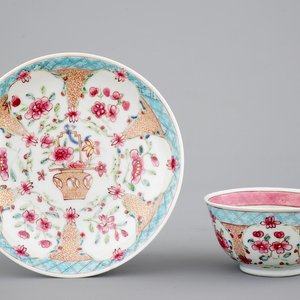 Une tasse et soucoupe en porcelaine de Chine famille rose, époque Yongzheng, 1722-1735 — photo 1