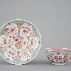 Une tasse et soucoupe en porcelaine de Chine famille rose, époque Yongzheng, 1722-1735 — photo 2