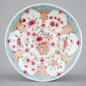 Une tasse et soucoupe en porcelaine de Chine famille rose, époque Yongzheng, 1722-1735 — photo 3