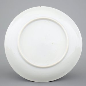 Une tasse et soucoupe en porcelaine de Chine famille rose, époque Yongzheng, 1722-1735 — photo 4