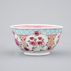 Une tasse et soucoupe en porcelaine de Chine famille rose, époque Yongzheng, 1722-1735 — photo 5