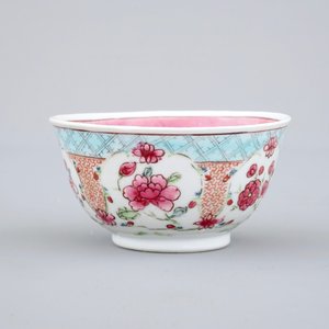 Une tasse et soucoupe en porcelaine de Chine famille rose, époque Yongzheng, 1722-1735 — photo 6