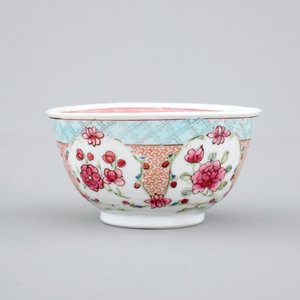 Une tasse et soucoupe en porcelaine de Chine famille rose, époque Yongzheng, 1722-1735 — photo 7