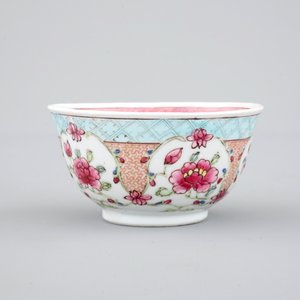 Une tasse et soucoupe en porcelaine de Chine famille rose, époque Yongzheng, 1722-1735 — photo 8
