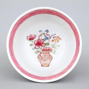 Une tasse et soucoupe en porcelaine de Chine famille rose, époque Yongzheng, 1722-1735 — photo 9