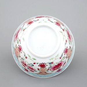 Une tasse et soucoupe en porcelaine de Chine famille rose, époque Yongzheng, 1722-1735 — photo 10