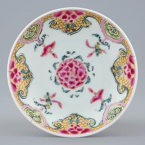 A Chinese famille rose cup and saucer, Yongzheng, 1723-1735 — photo 2