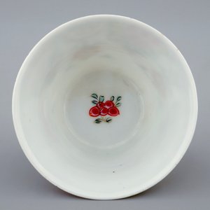 A Chinese famille rose cup and saucer, Yongzheng, 1723-1735 — photo 4
