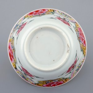 A Chinese famille rose cup and saucer, Yongzheng, 1723-1735 — photo 5