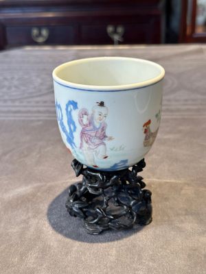 A Chinese famille rose cup with a boy and a rooster on wooden base, Qianlong mark, 20th C. — 照片 1