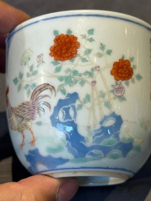A Chinese famille rose cup with a boy and a rooster on wooden base, Qianlong mark, 20th C. — 照片 12