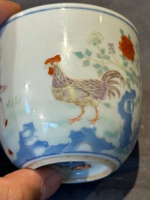 A Chinese famille rose cup with a boy and a rooster on wooden base, Qianlong mark, 20th C. — 照片 13