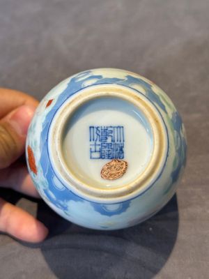 A Chinese famille rose cup with a boy and a rooster on wooden base, Qianlong mark, 20th C. — 照片 15