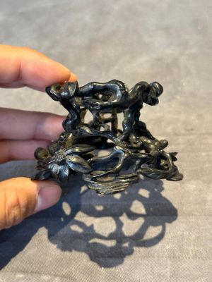 A Chinese famille rose cup with a boy and a rooster on wooden base, Qianlong mark, 20th C. — 照片 19