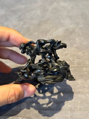 A Chinese famille rose cup with a boy and a rooster on wooden base, Qianlong mark, 20th C. — 照片 21