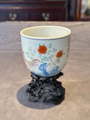 A Chinese famille rose cup with a boy and a rooster on wooden base, Qianlong mark, 20th C. — 照片 4