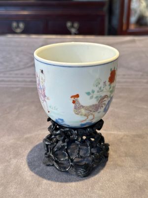 A Chinese famille rose cup with a boy and a rooster on wooden base, Qianlong mark, 20th C. — 照片 5