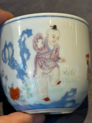 A Chinese famille rose cup with a boy and a rooster on wooden base, Qianlong mark, 20th C. — 照片 6
