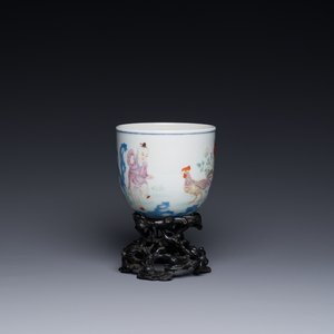 A Chinese famille rose cup with a boy and a rooster on wooden base, Qianlong mark, 20th C. — 照片 1