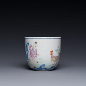 A Chinese famille rose cup with a boy and a rooster on wooden base, Qianlong mark, 20th C. — 照片 2