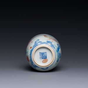 A Chinese famille rose cup with a boy and a rooster on wooden base, Qianlong mark, 20th C. — 照片 4