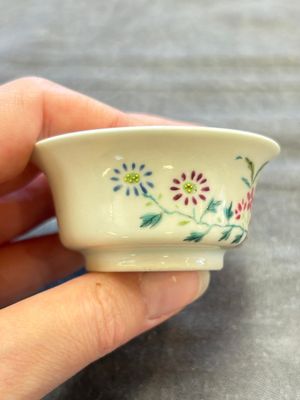 A Chinese famille rose cup with floral design, Yongzheng mark, 19/20th C. — foto 1