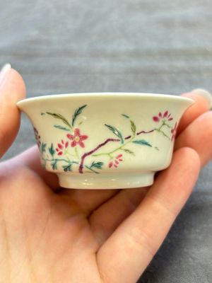 A Chinese famille rose cup with floral design, Yongzheng mark, 19/20th C. — foto 2
