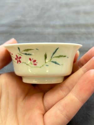 A Chinese famille rose cup with floral design, Yongzheng mark, 19/20th C. — foto 3