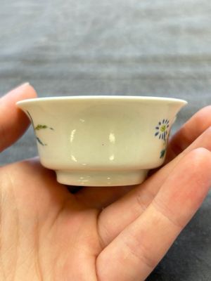 A Chinese famille rose cup with floral design, Yongzheng mark, 19/20th C. — foto 4