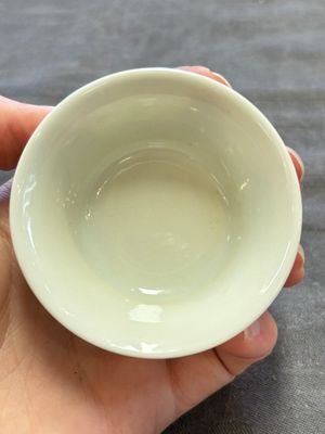 A Chinese famille rose cup with floral design, Yongzheng mark, 19/20th C. — foto 5