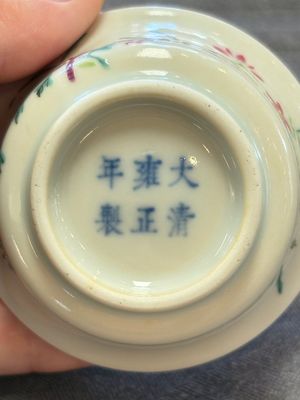 A Chinese famille rose cup with floral design, Yongzheng mark, 19/20th C. — foto 7
