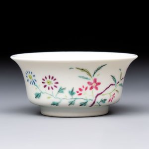 A Chinese famille rose cup with floral design, Yongzheng mark, 19/20th C. — foto 1